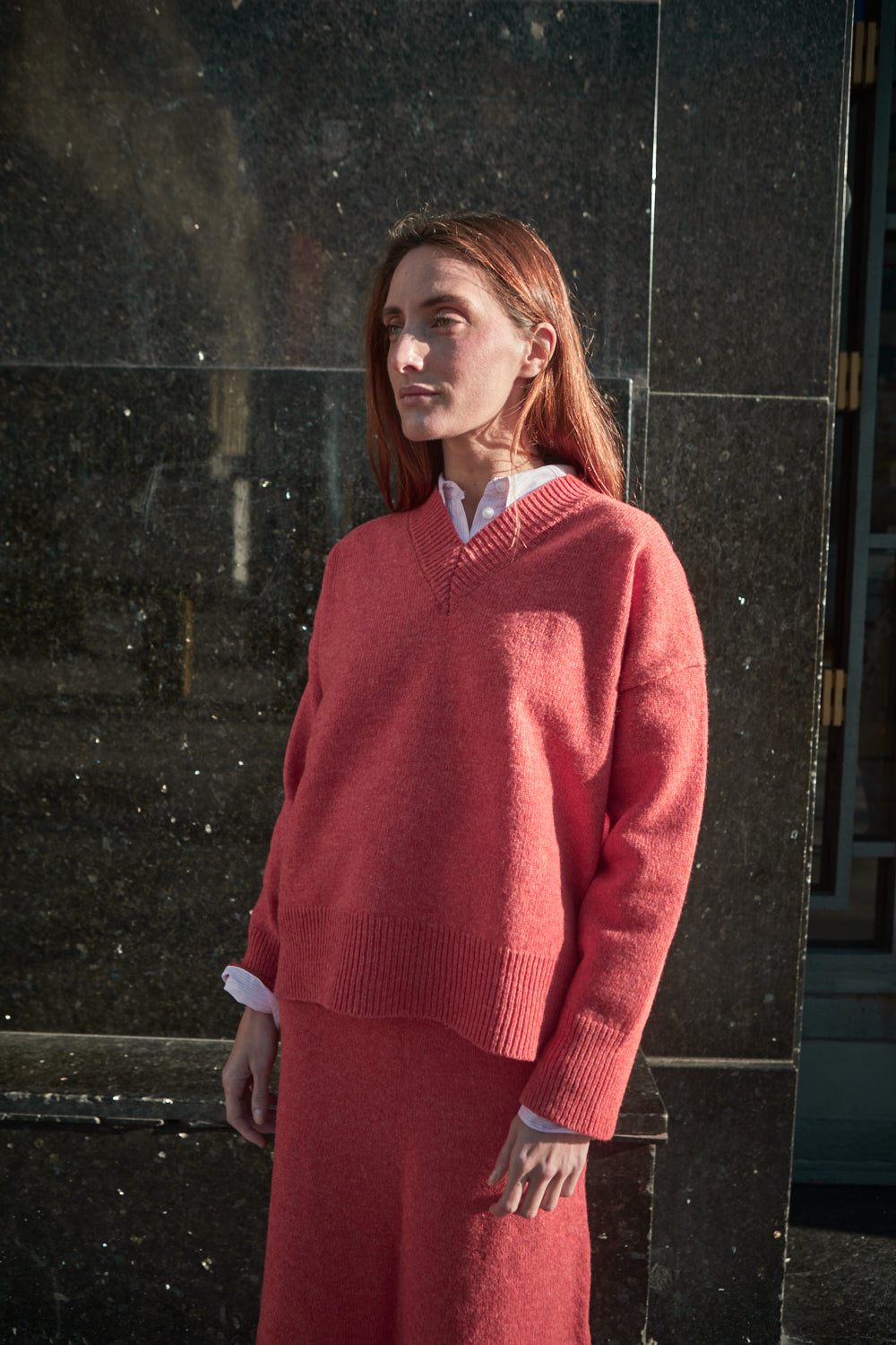 Pull LEONTINE à col V en laine mérinos - Coral