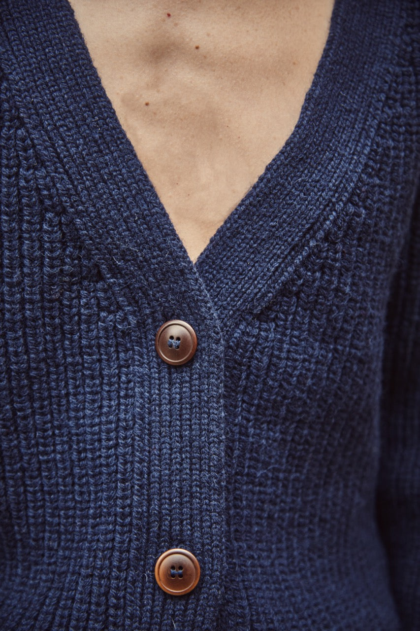 Cardigan col V ANNA en laine mérinos - Bleu marine - Cardigan espagnol en laine mérinos - L'Envers