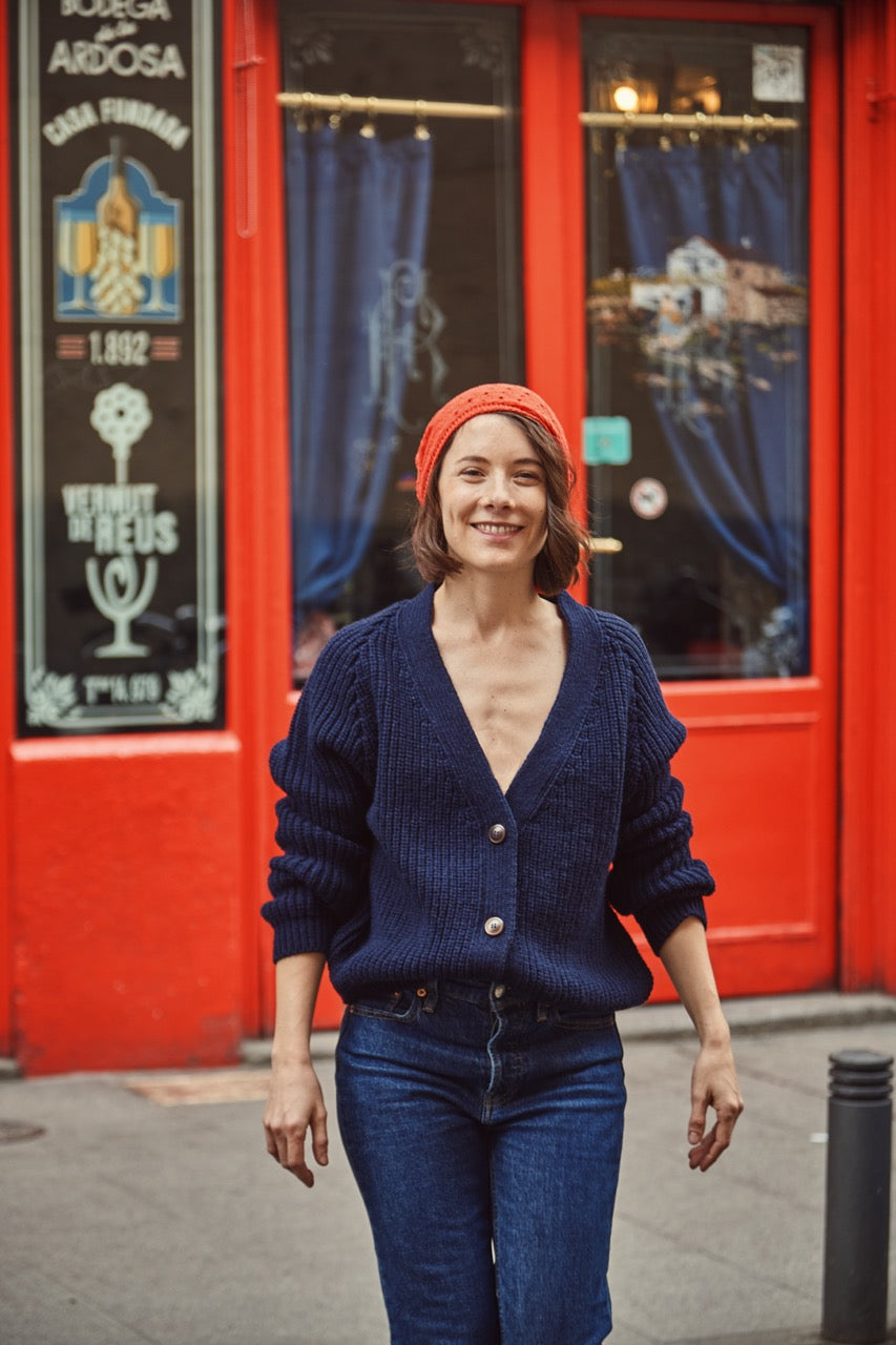 Cardigan col V ANNA en laine mérinos - Bleu marine - Cardigan espagnol en laine mérinos - L'Envers