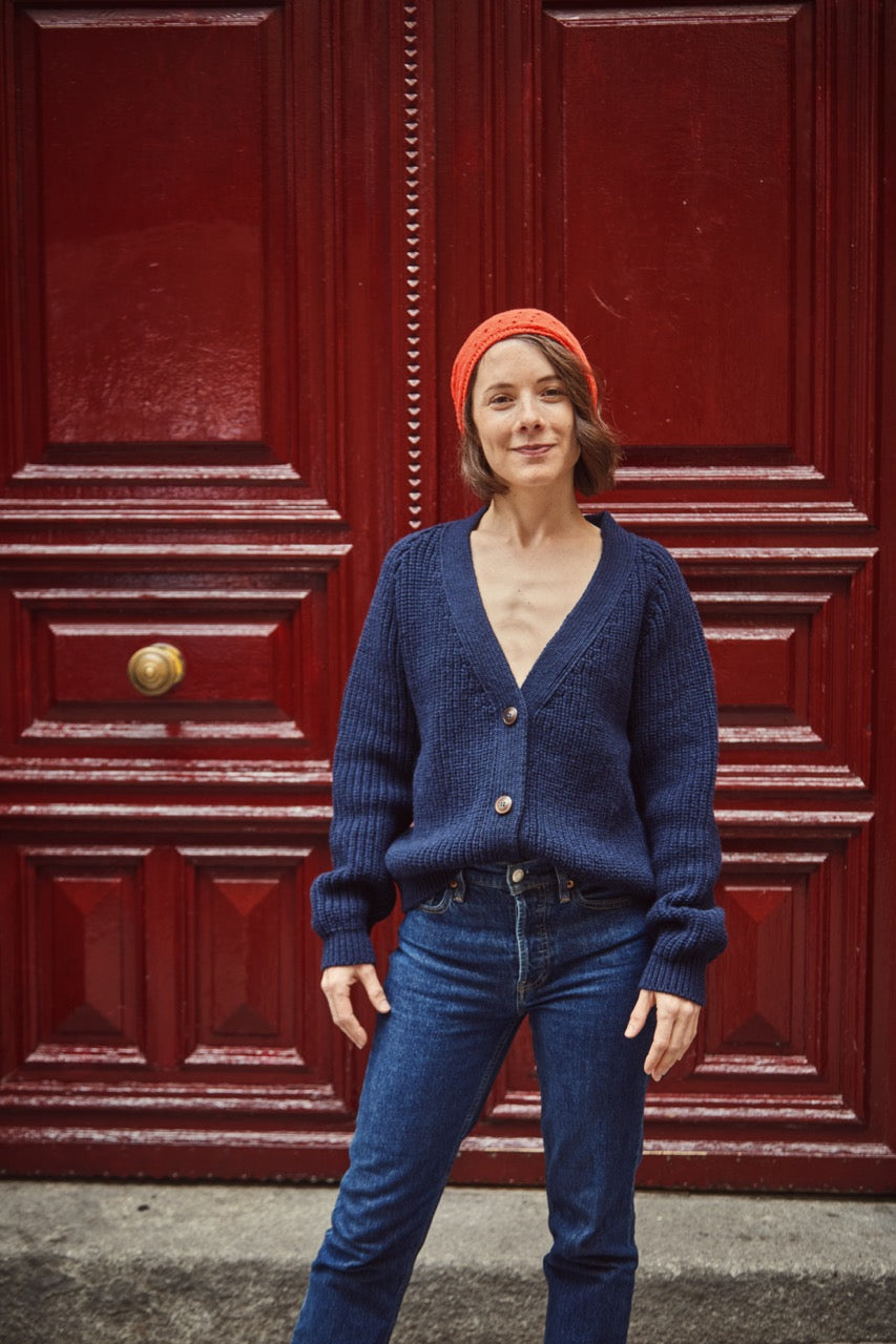 Cardigan col V ANNA en laine mérinos - Bleu marine - Cardigan espagnol en laine mérinos - L'Envers
