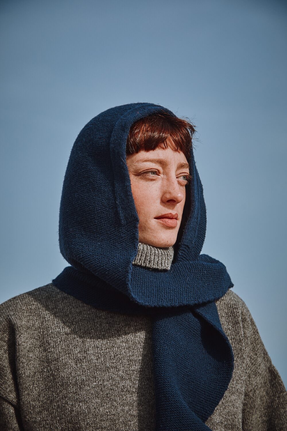 Écharpe 2-en-1 ROMANE en laine mérinos - Bleu marine - 100% cruelty- free and sustainable knitwear - L'envers 