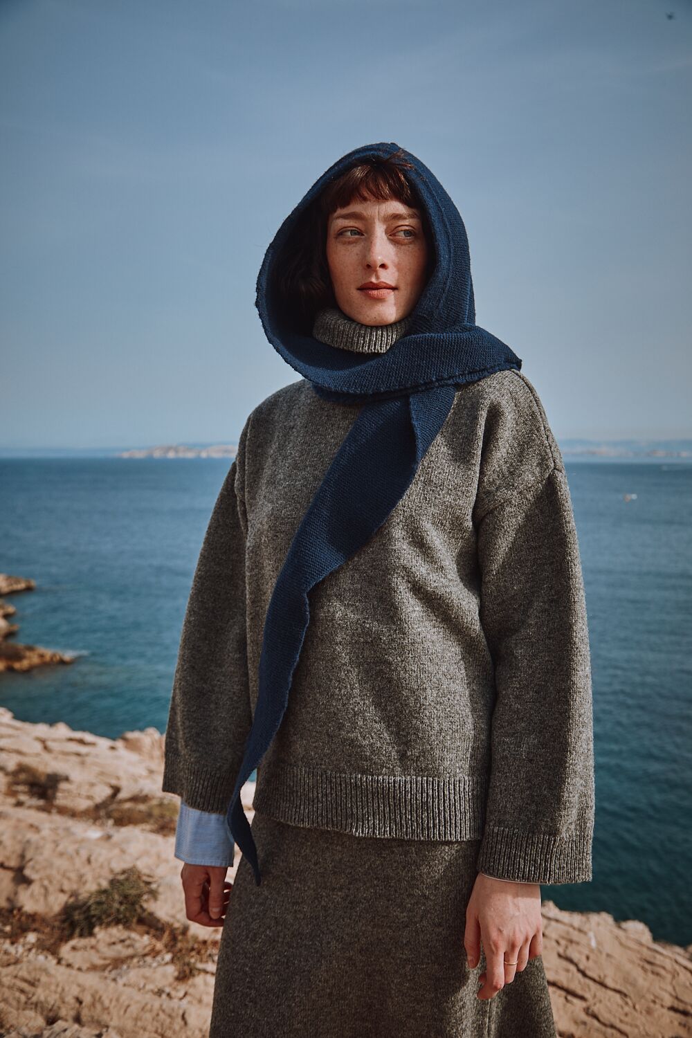 Écharpe 2-en-1 ROMANE en laine mérinos - Bleu marine - 100% cruelty- free and sustainable knitwear - L'envers 