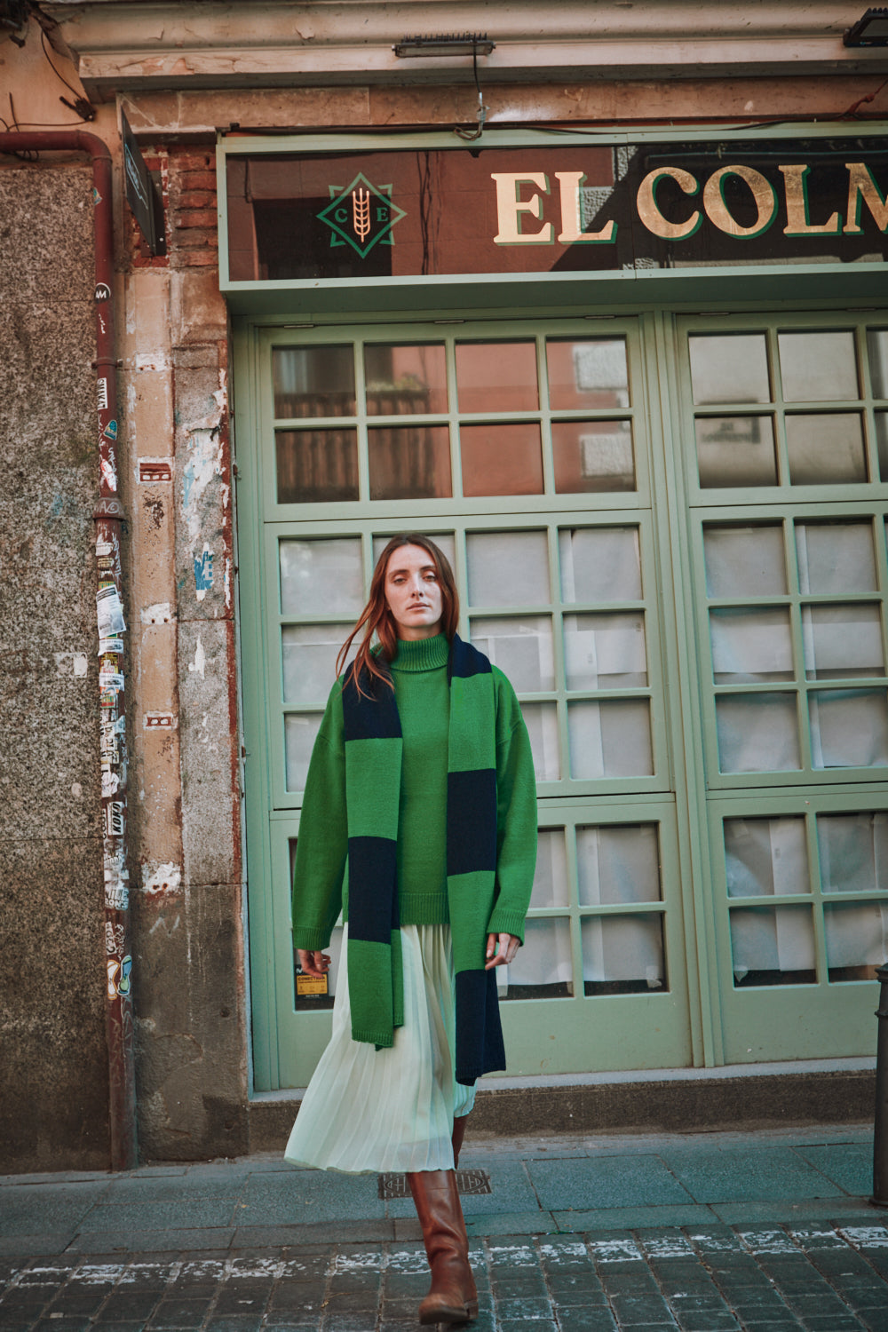 Femme portant une écharpe à motifs verts et noirs 