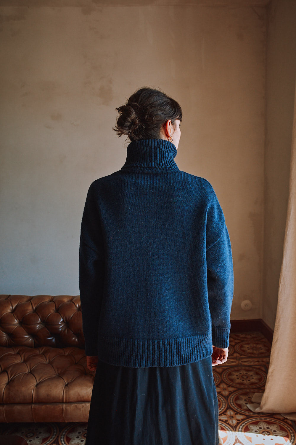 THERESE Pull à col roulé en laine mérinos - Bleu marine - 100% cruelty- free and sustainable knitwear - L'envers 