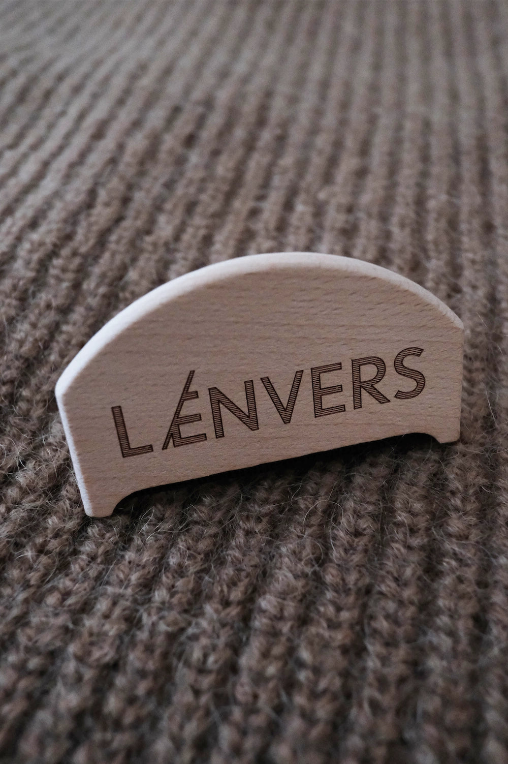 peigne à laine en bois pour l'entretien des pulls et cardigans en laine mérinos